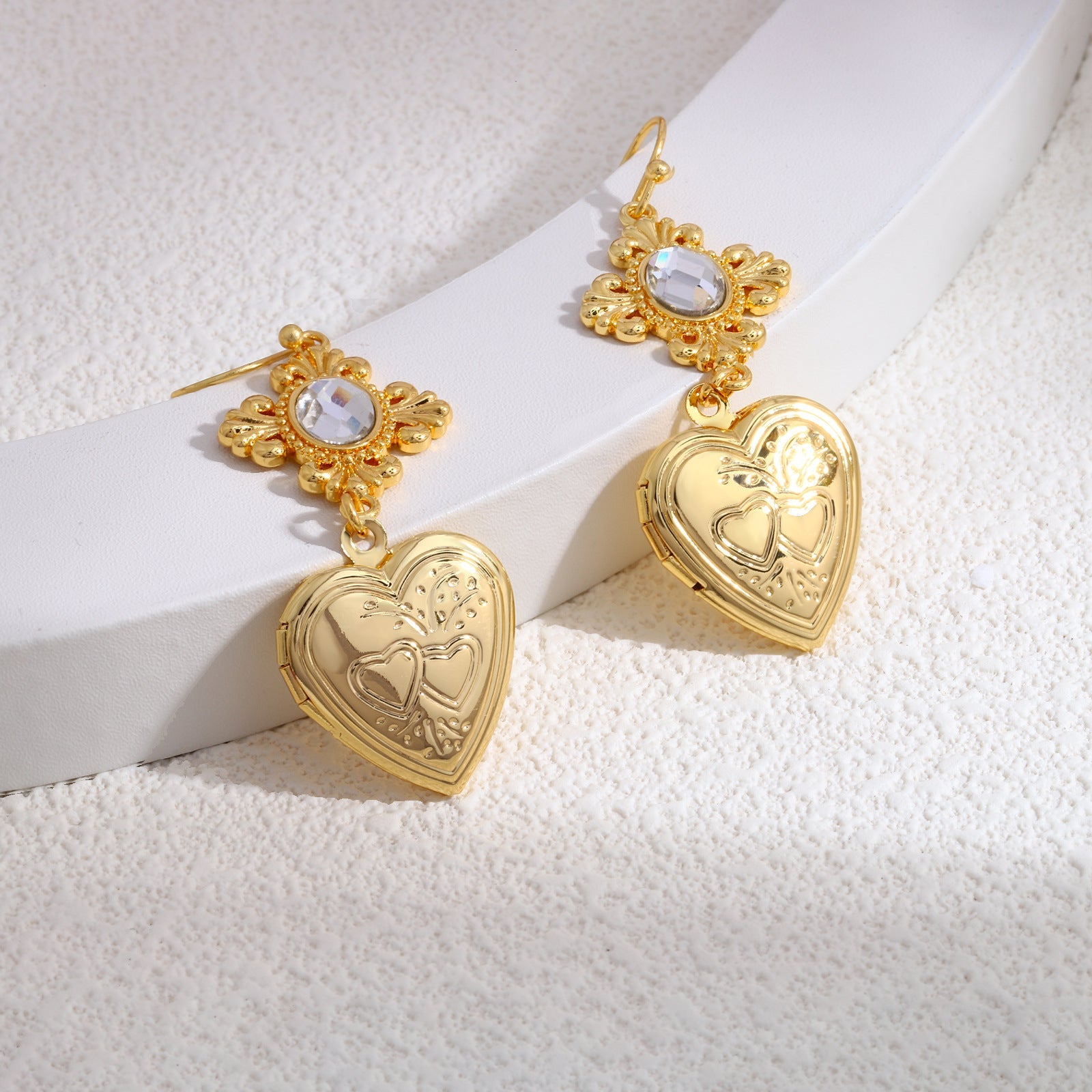 Palace retro temperament earrings, Spring and Autumn fashion peach